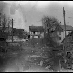 Pogled na Korenkino hišo z ulice Heroja Starihe, 22. 2. 1964. Foto: Jovo Grobovšek. (V desnem kotičku spodaj je moja mami).