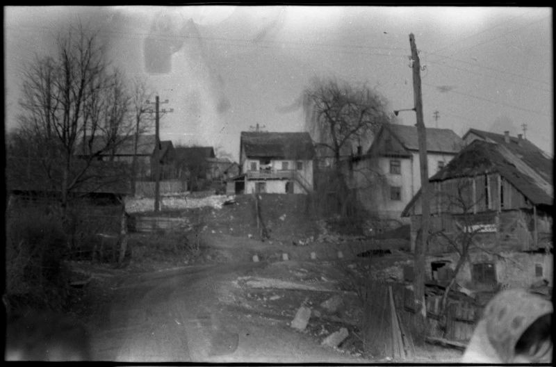 Pogled na Korenkino hišo z ulice Heroja Starihe, 22. 2. 1964. Foto: Jovo Grobovšek. (V desnem kotičku spodaj je moja mami).