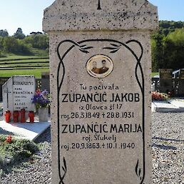 Nagrobnik Jakobovih staršev na pokopališču na Otovcu.