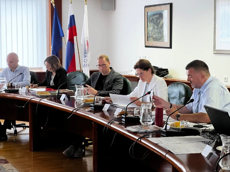 Ministrica Alenka Bratušek se je srečala s prevozniki pri OZS. Foto: @mzi_rs