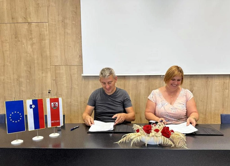 Pogodbo sta podpisala metliška županja Martina Legan Janžekovič in direktor podjetja BGP gradnje Danijel Špingler.