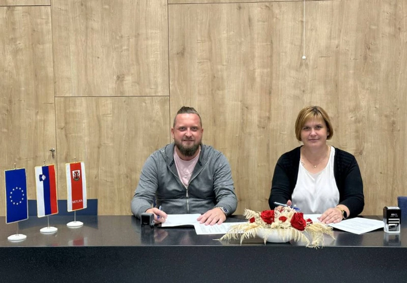 Pogodbo sta podpisala direktor podjetja Strehe Miklič Luka Miklič in metliška županja Martina Legan Janžekovič.