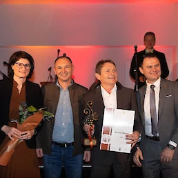 Župan Andrej Kavšek je prejel šampiona za metliško črnino PTP.