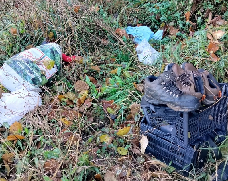 Migranti za seboj puščajo tudi smeti. Fotografija je iz Vinice.