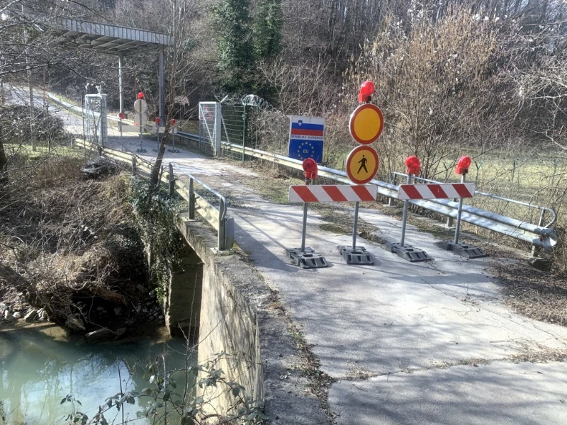 Most čez potok Kamenica je poškodovan do te mere, da je prehod nevaren.