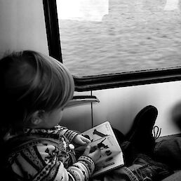 Otrok nove generacije na vlaku nove generacije. Foto: Manca Filak, 22. 12. 2023.