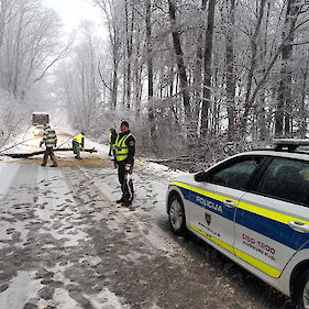 Mopedist krepko napihal; ob sneženju številne prometne nesreče (FOTO)