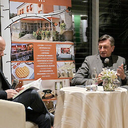 Z Borutom Pahorjem se je pogovarjal David Jakopič. Foto: Ljudska knjižnica Metlika