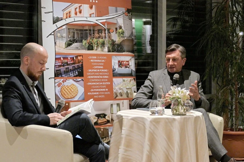 Z Borutom Pahorjem se je pogovarjal David Jakopič. Foto: Ljudska knjižnica Metlika