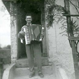 Fotografija iz arhiva Glasbenonarodopisnega inštituta, februar 1957, foto dr. Valens Vodušek. Jože kot muzikant na Navoselkinem piru.