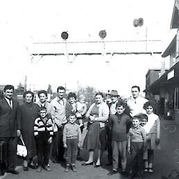 Leta 1961, pred zagrebškim letališčem; Jože se z ženo in malim sinom vrača v Kanado s svojega prvega obiska v rojstnem kraju. Iz fotoarhiva Preloke št. 15.