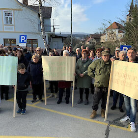 Protest v Metliki: 'Za življenja gre!' (FOTO)