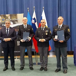 Policista Toni Rus (drugi z leve) in Jože Jerman (prvi z desne).