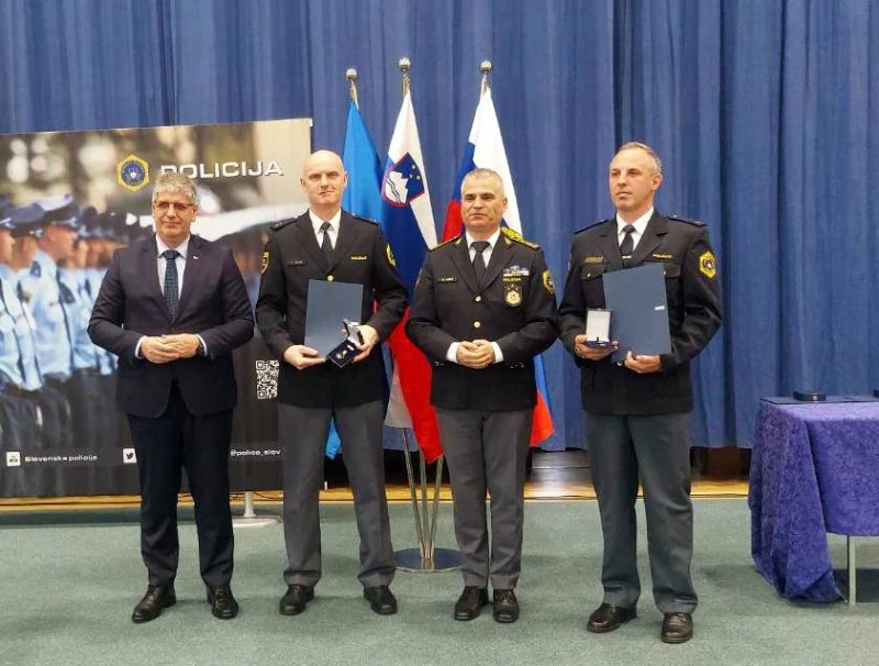 Policista Toni Rus (drugi z leve) in Jože Jerman (prvi z desne).