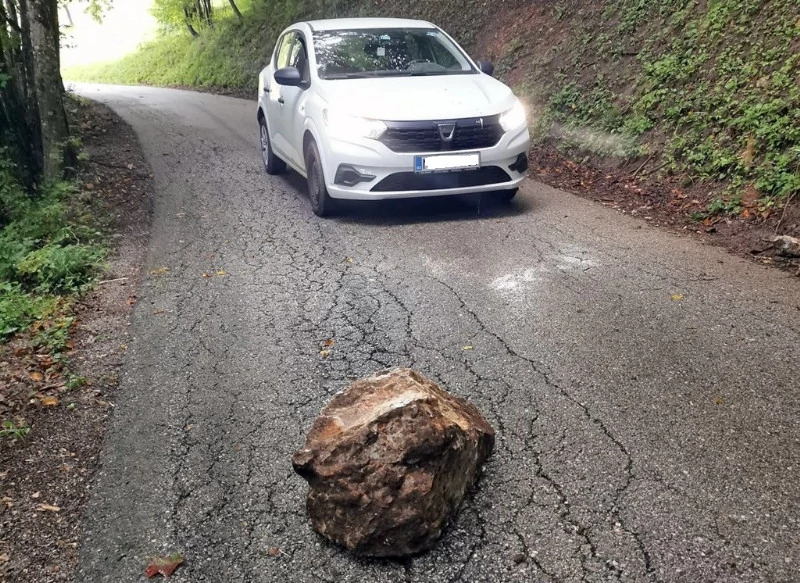Na lokalno cesto med Radenci in Sodevci se skotalijo tudi večje skale.