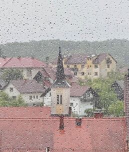 Jutri bo spremenljivo do pretežno oblačno, nastajale bodo krajevne plohe in nevihte, ki bodo pogostejše v severni polovici Slovenije