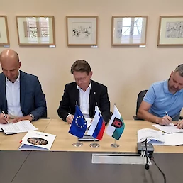 Podpis pogodbe (z leve): Martin Gosenca, Andrej Kavšek in Marko Stopar. Foto: Občina Črnomelj