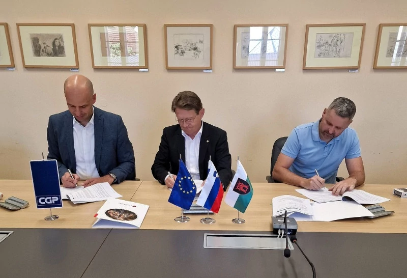 Podpis pogodbe (z leve): Martin Gosenca, Andrej Kavšek in Marko Stopar. Foto: Občina Črnomelj
