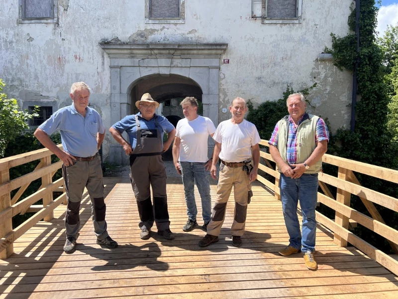 Mojstri, ki so pred leti zgradili starega, so poskrbeli tudi za nov mostiček (z leve): Anton Jaklič, Jože Brodarič, Matjaž Dim, Miro Jukič in Bojan Doltar.
