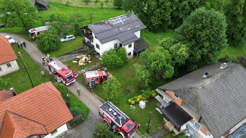 Ostrešje hiše je po ugotovitvah policistov zagorelo zaradi udara strele. Foto: A.R.