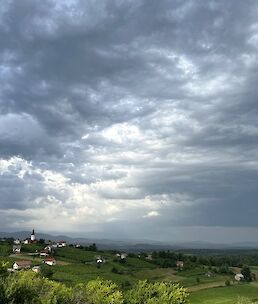 Dopoldne bo oblačnost naraščala, v severni Sloveniji se bodo začele pojavljati krajevne plohe in nevihte, popoldne in zvečer pa tudi drugod