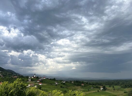 Dopoldne bo oblačnost naraščala, v severni Sloveniji se bodo začele pojavljati krajevne plohe in nevihte, popoldne in zvečer pa tudi drugod