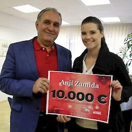 Za Anjo ste zbrali 10.000 evrov, ček ji je izročil odgovorni urednik Slovenskih novic Bojan Budja. Neporabljeno polovico je pošteno vrnila, da bi ta pomagala drugim.